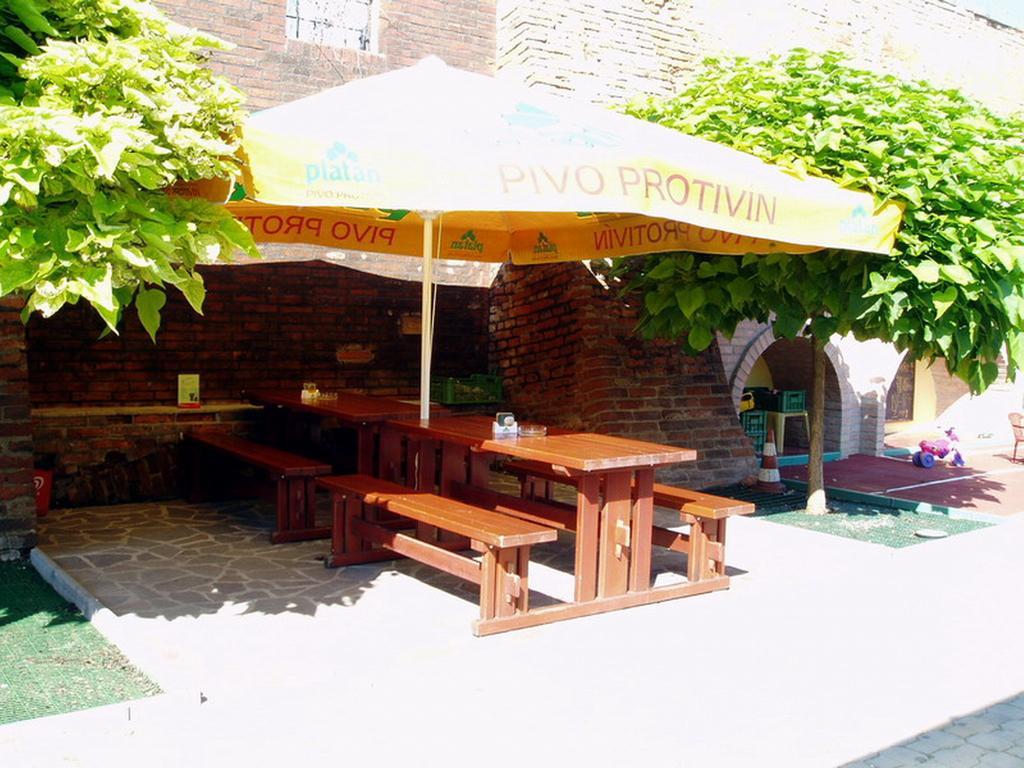 Penzion U Vlku Valtice Exterior foto