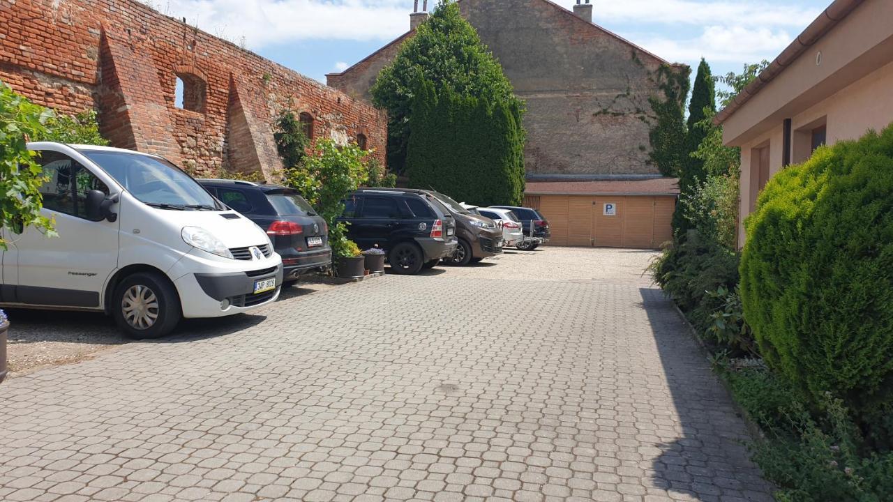 Penzion U Vlku Valtice Exterior foto