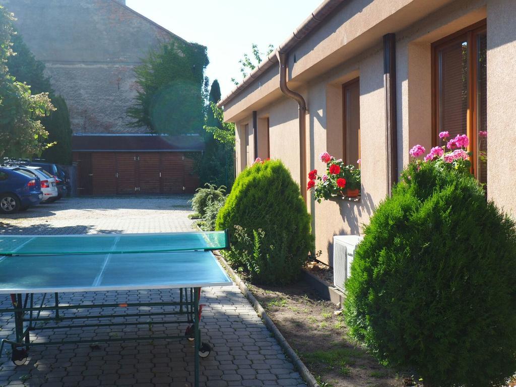 Penzion U Vlku Valtice Exterior foto
